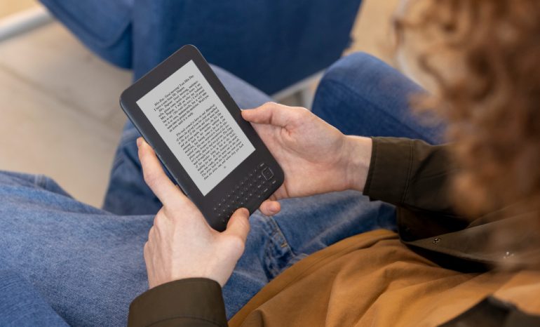 Paper vs. E-Books: What Do Readers Prefer in 2025?